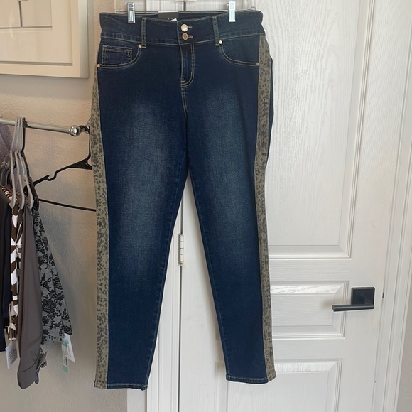 NWT dark wash jean with leopard side stripe - Picture 1 of 4